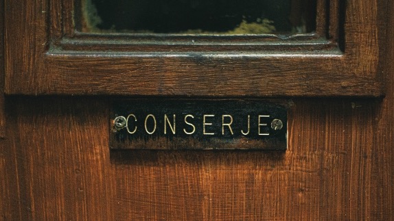 Conserje profesional: Funciones, ventajas y cómo elegir el adecuado