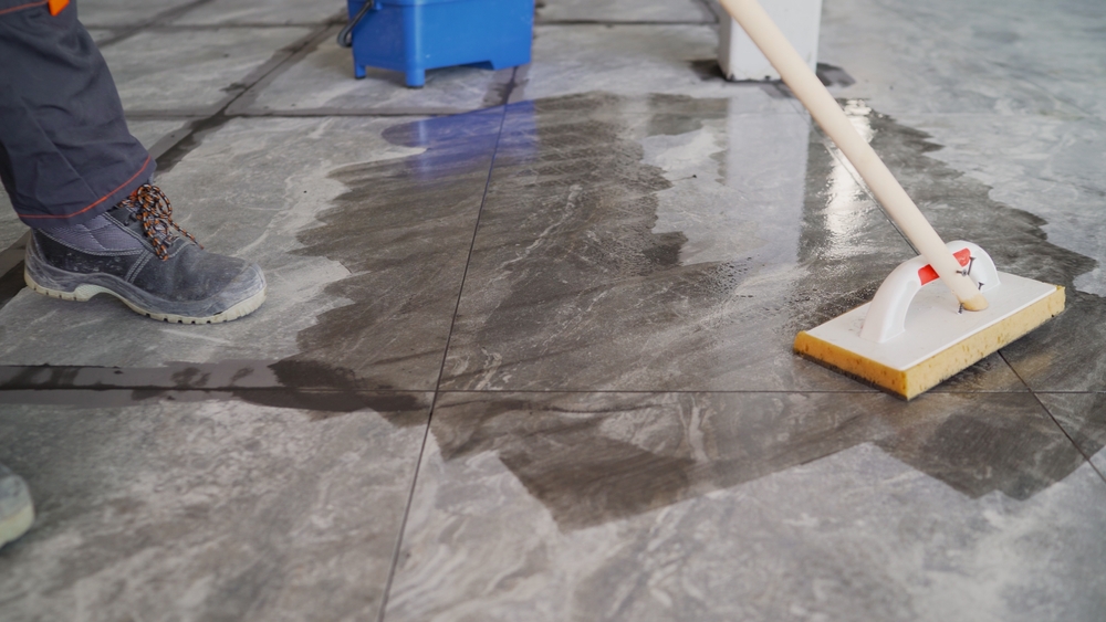Cómo limpiar las juntas de los azulejos en tu empresa