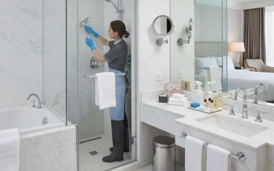 Procedimiento de limpieza de baños en un hotel: paso a paso profesional