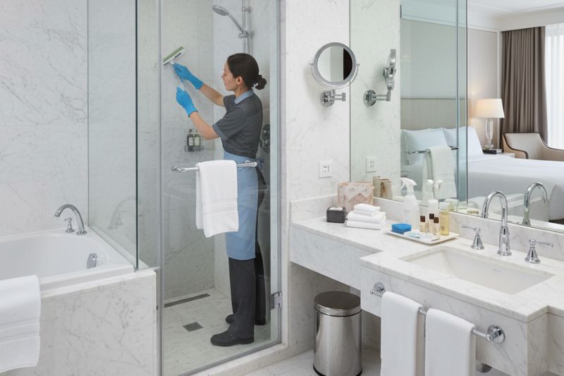 Procedimiento de limpieza de baños en un hotel: paso a paso profesional