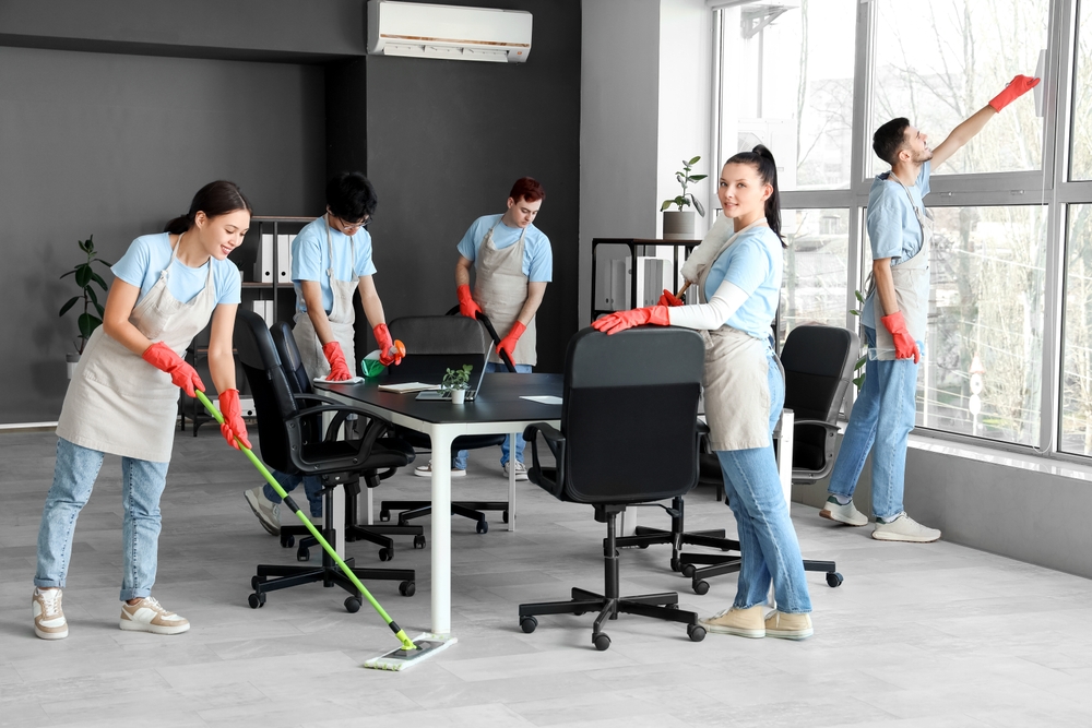 ¿Cómo asegurar la limpieza de despachos en Cuatro Torres sin interrumpir tu operación?