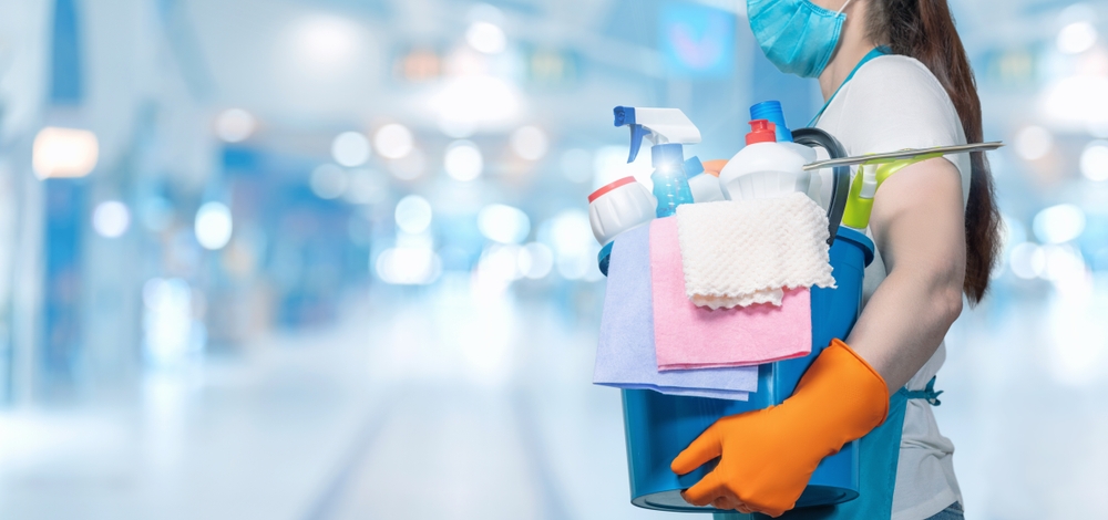 ¿Es mejor contratar limpieza por horas o servicio cerrado para mi empresa?