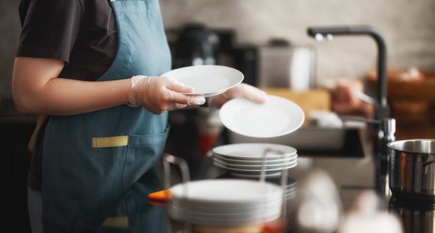 Funciones de un auxiliar de limpieza en un restaurante: tareas principales